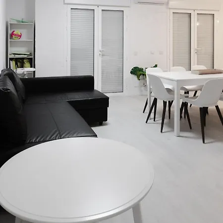 Apartman Close To Family